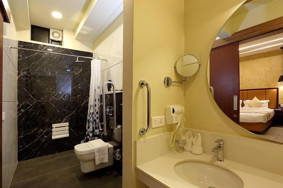 Hotel New York Square Коттаям Екстер'єр фото
